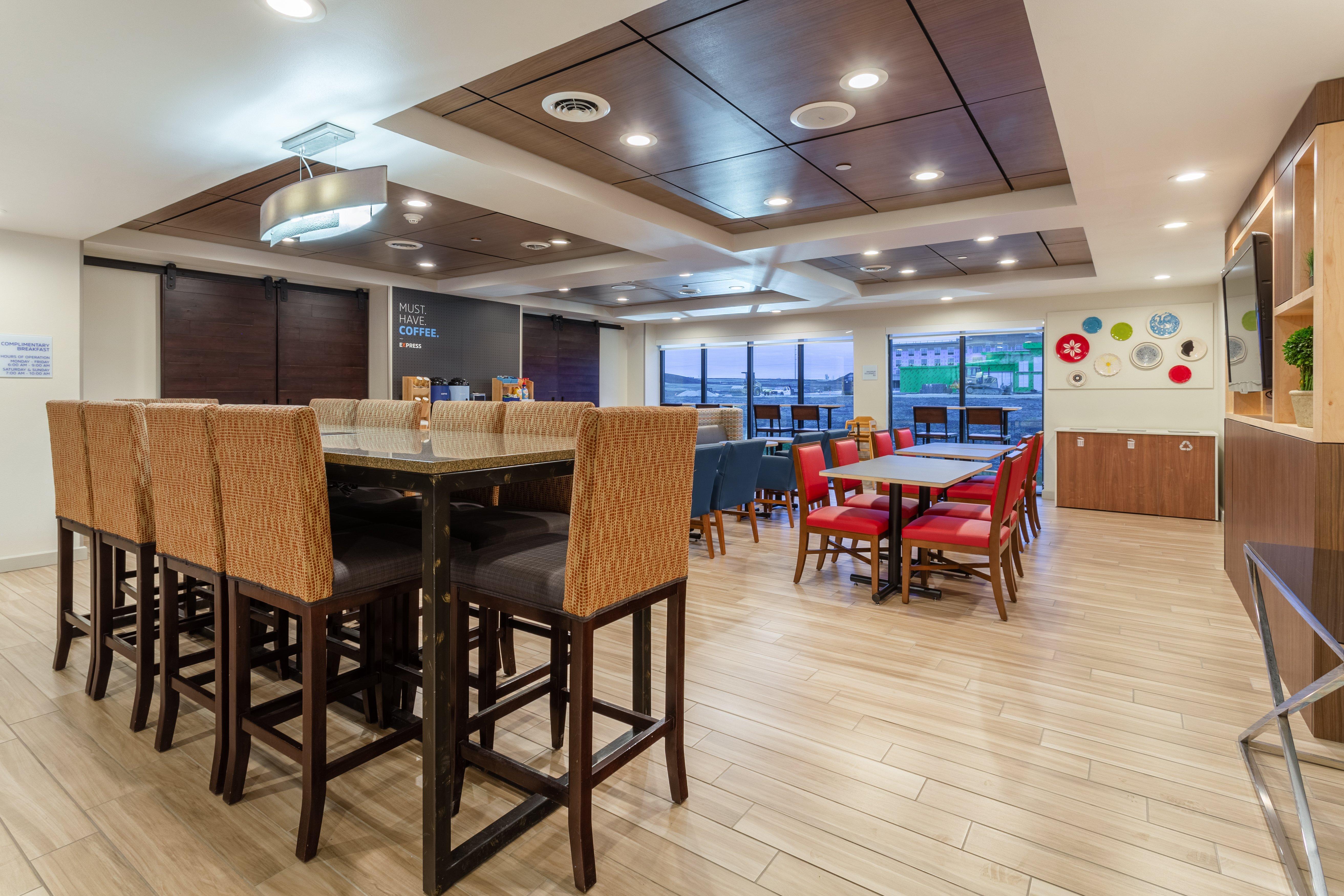 Holiday Inn Express & Suites Сийдър Фолс Екстериор снимка
