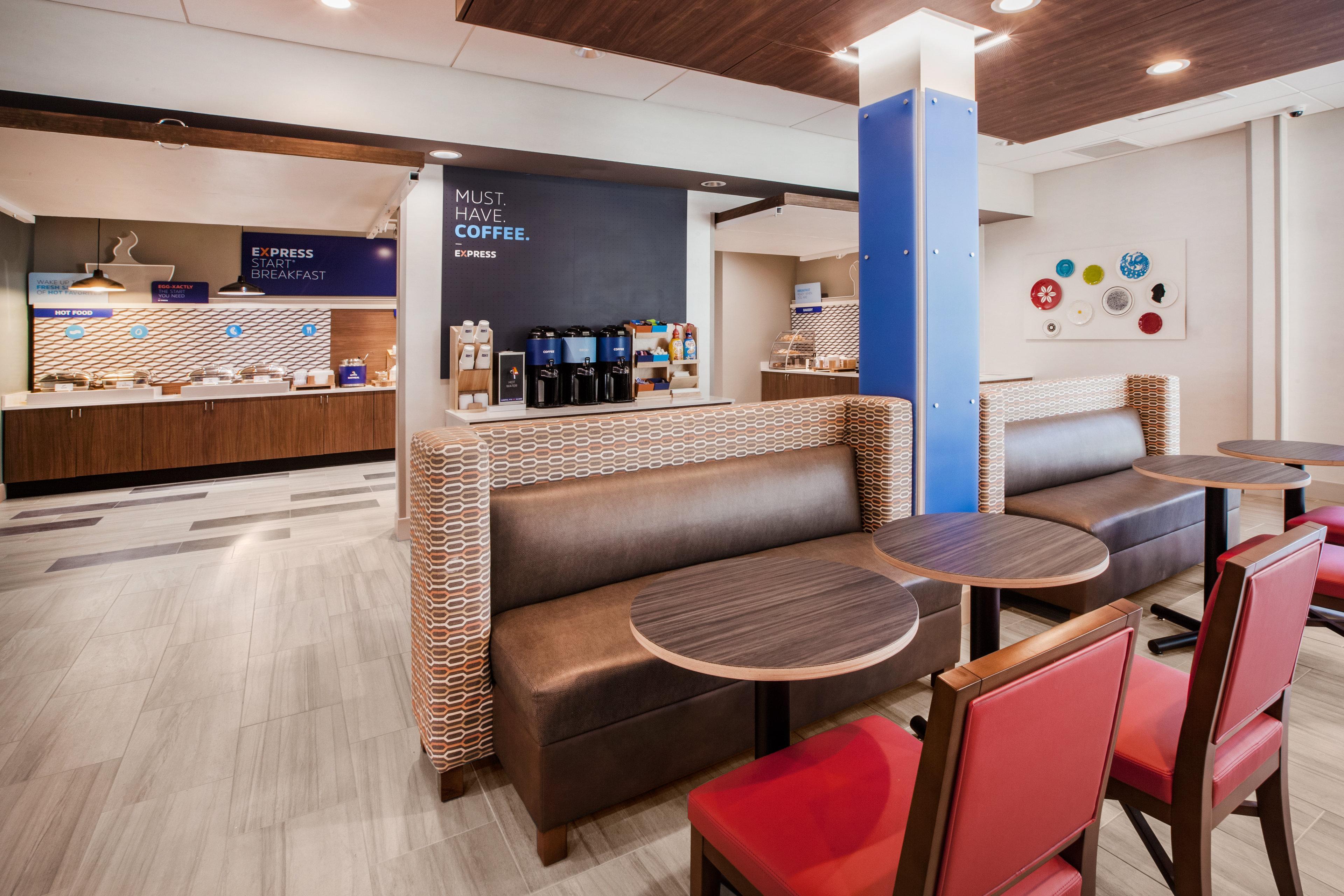Holiday Inn Express & Suites Сийдър Фолс Екстериор снимка