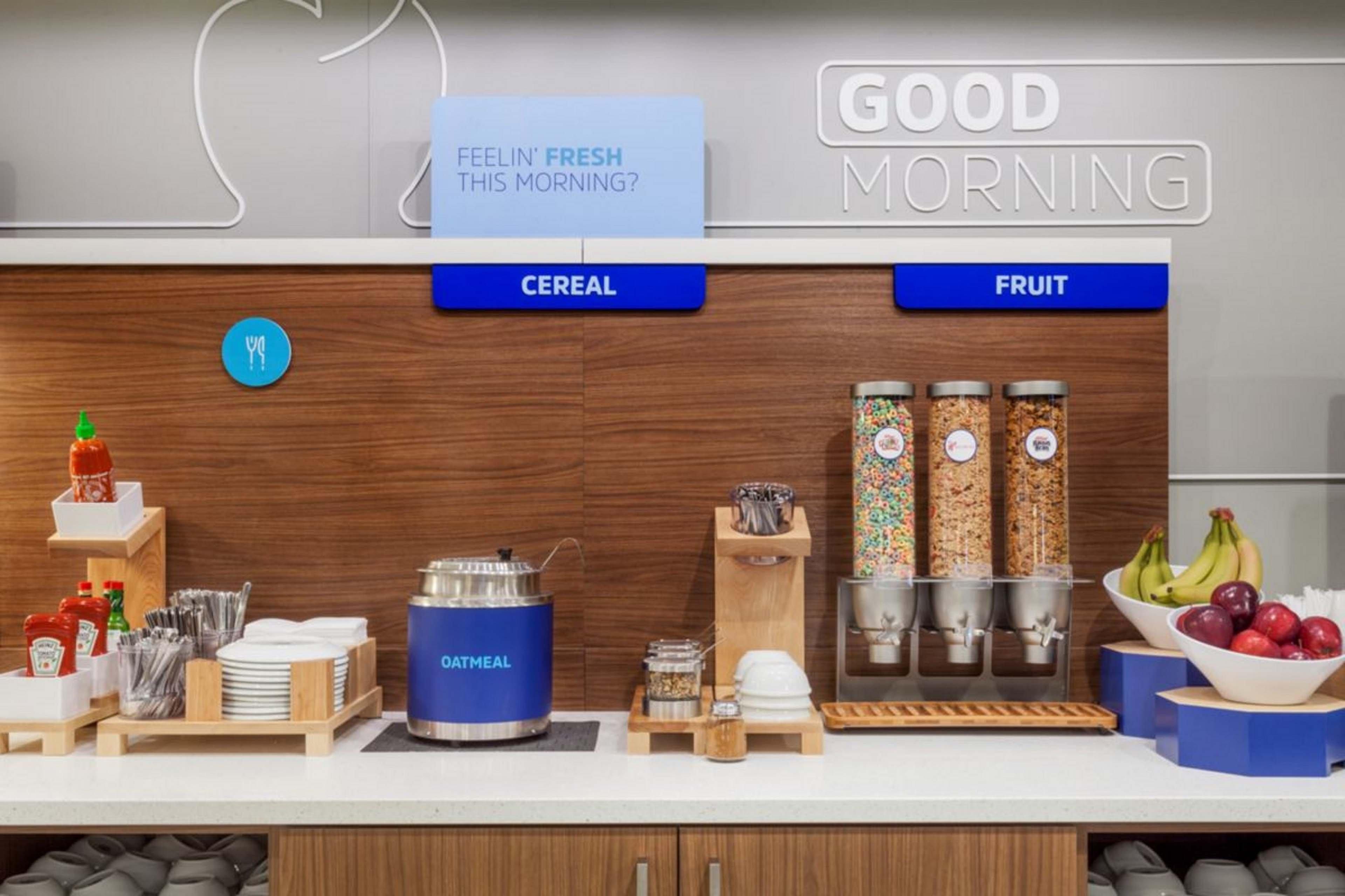 Holiday Inn Express & Suites Сийдър Фолс Екстериор снимка