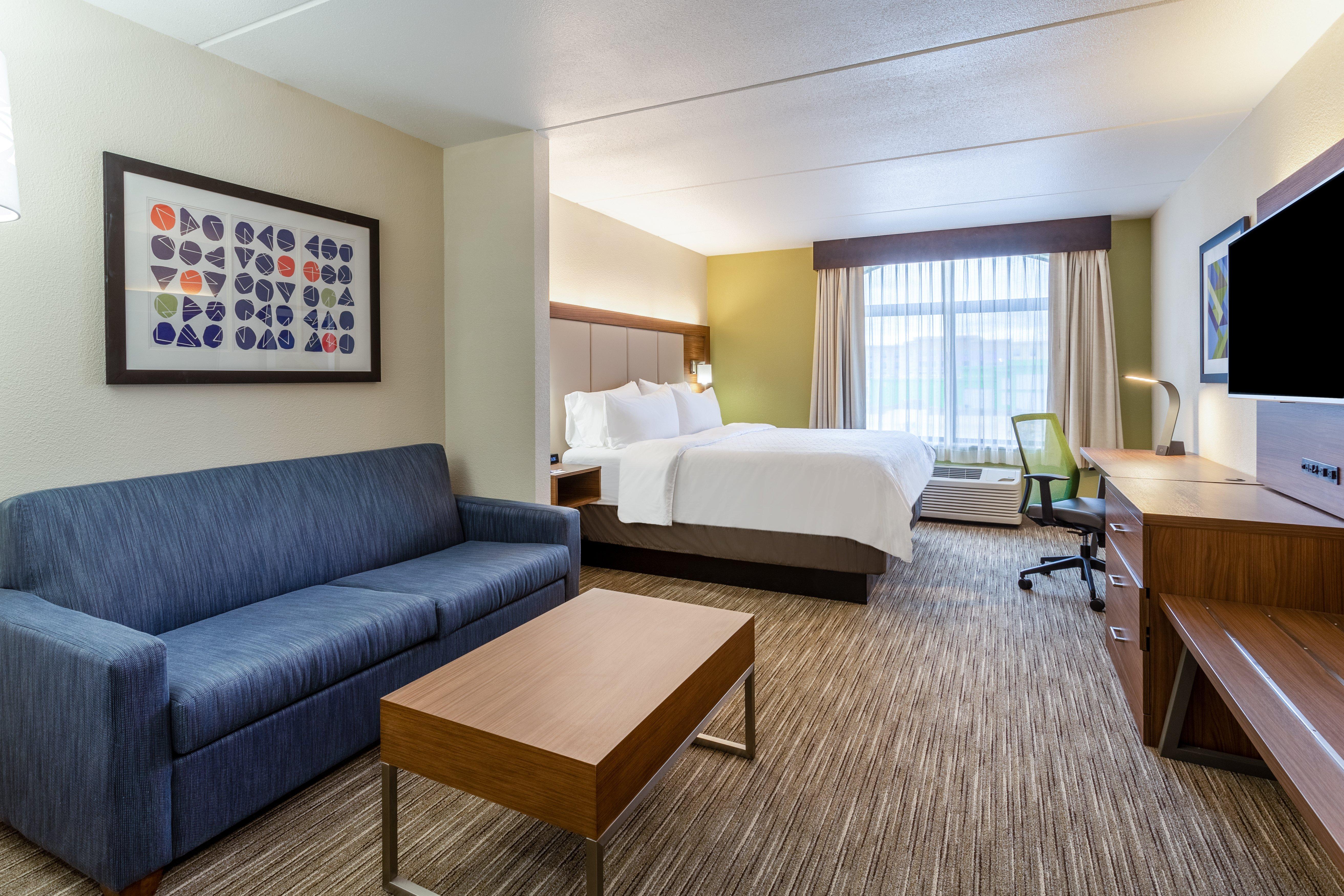 Holiday Inn Express & Suites Сийдър Фолс Екстериор снимка