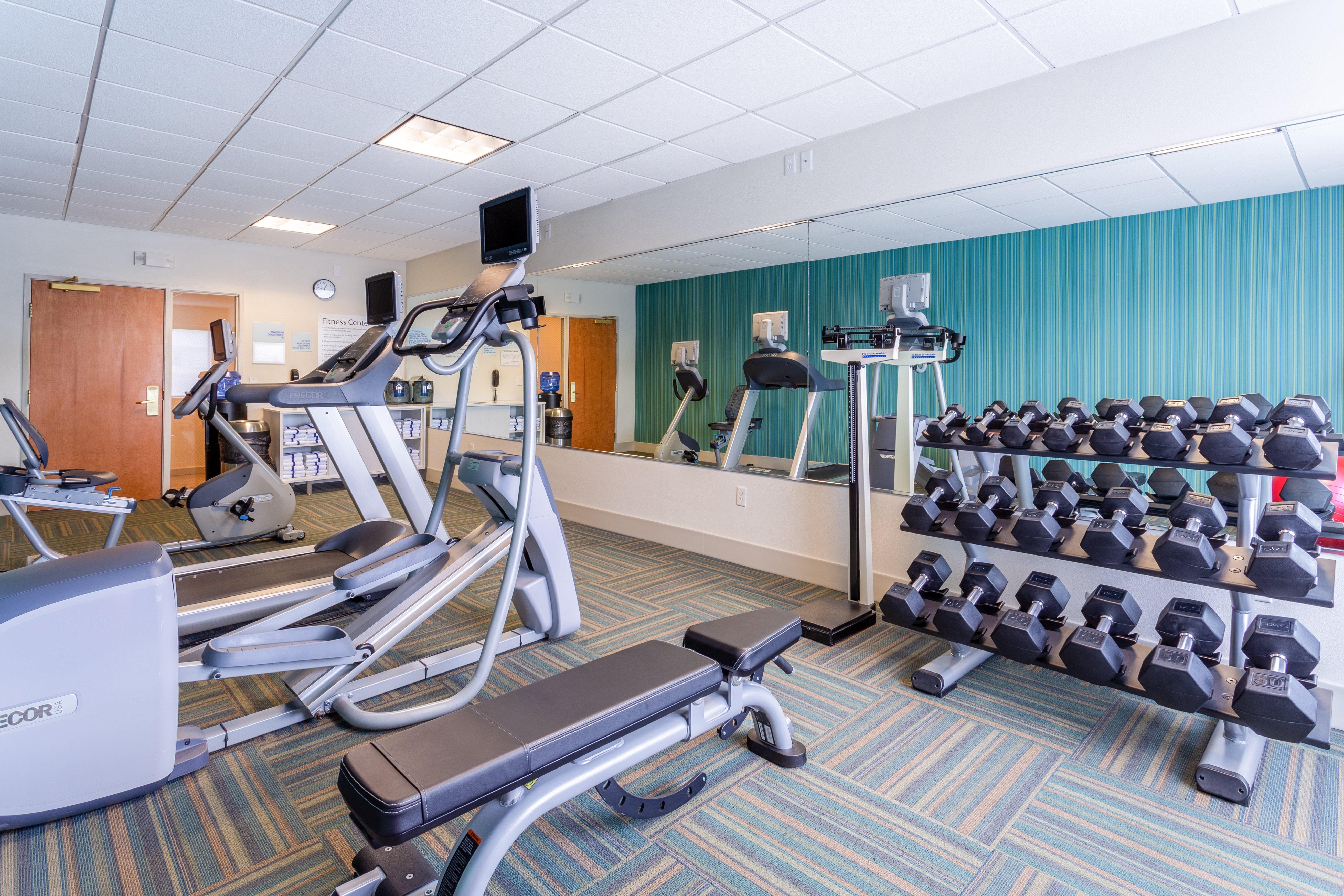 Holiday Inn Express & Suites Сийдър Фолс Екстериор снимка