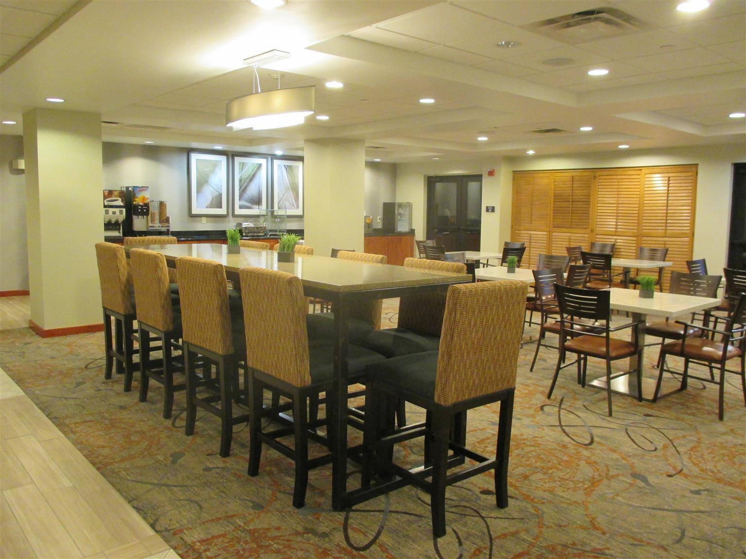 Holiday Inn Express & Suites Сийдър Фолс Екстериор снимка