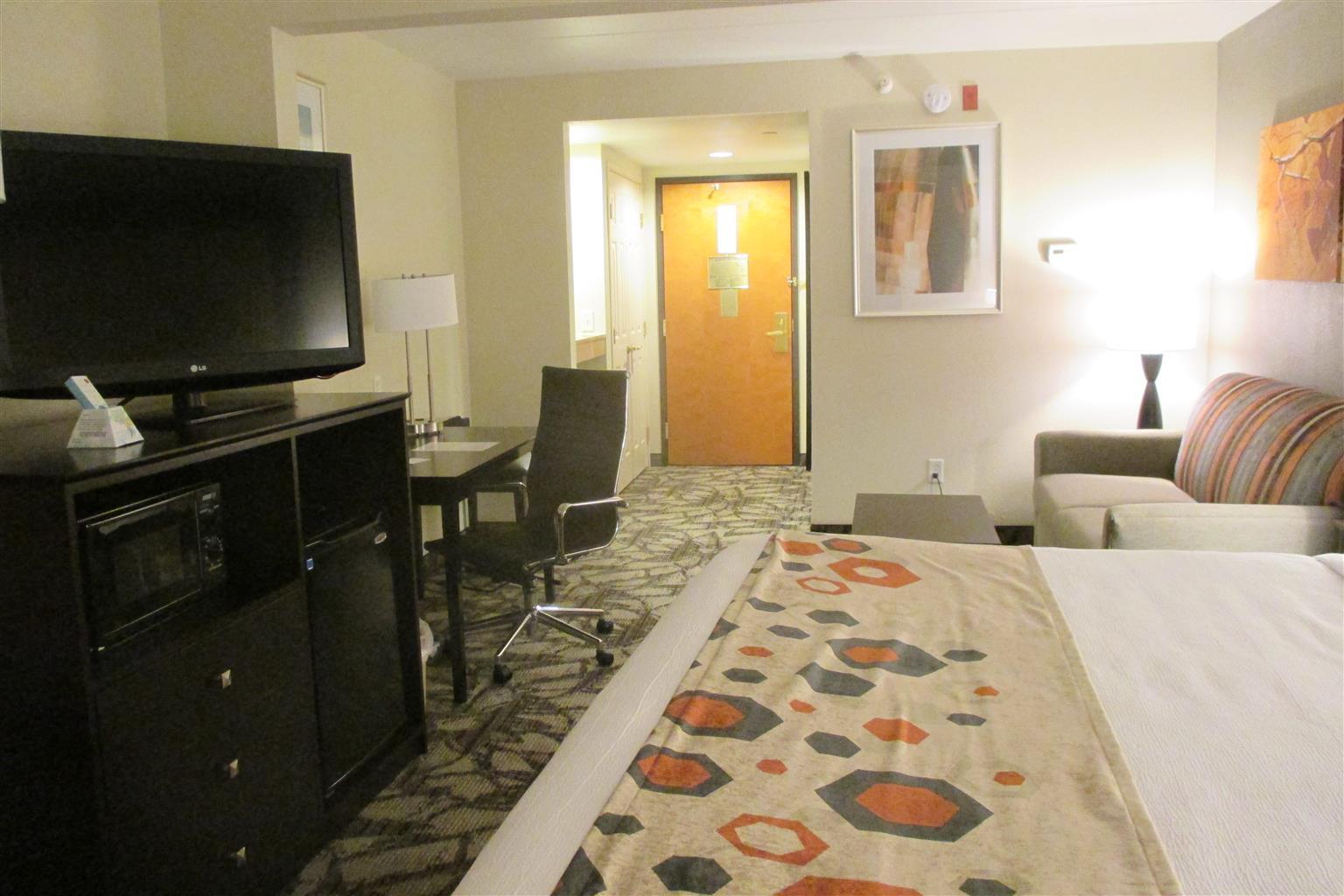 Holiday Inn Express & Suites Сийдър Фолс Екстериор снимка