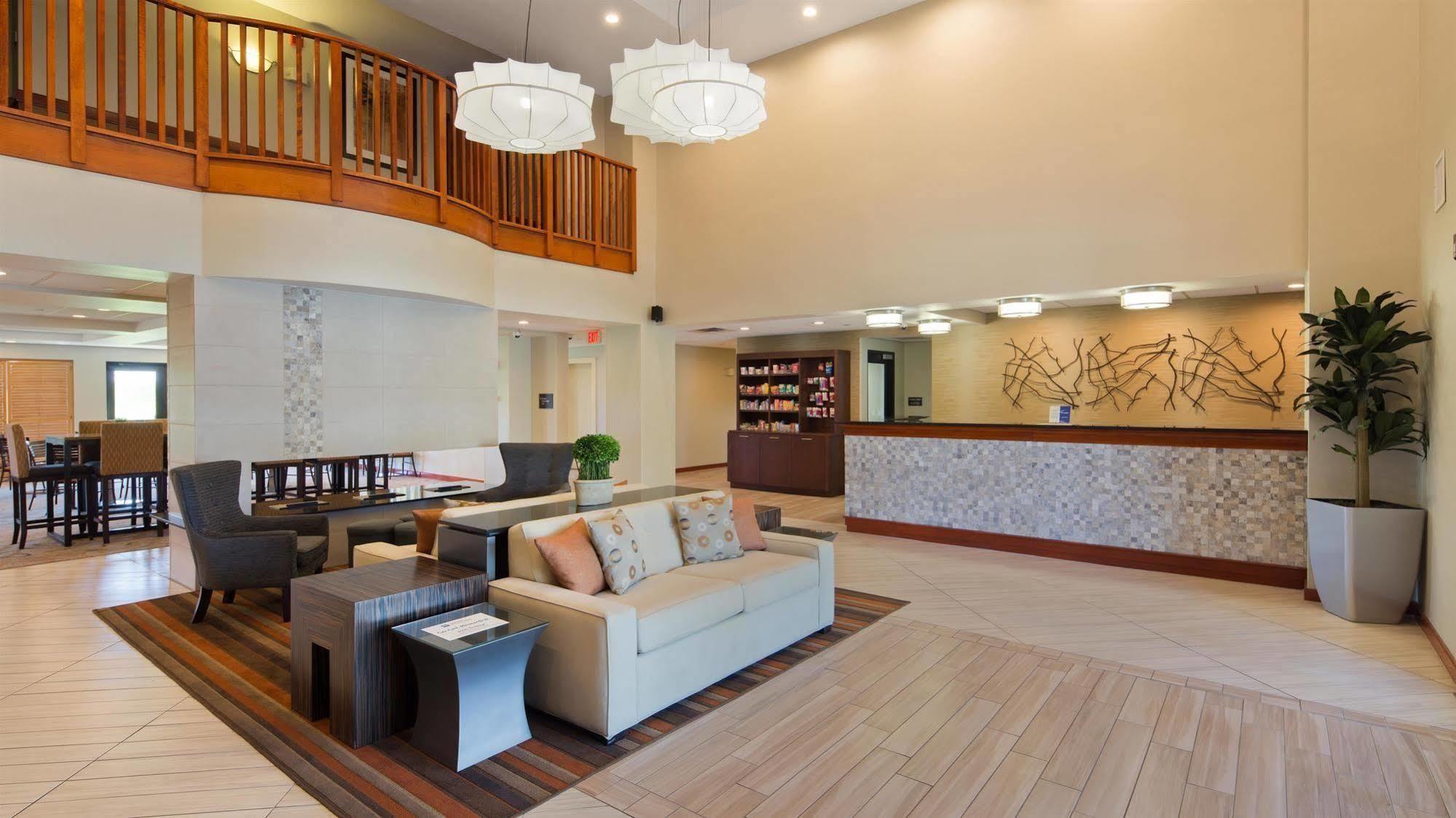 Holiday Inn Express & Suites Сийдър Фолс Екстериор снимка