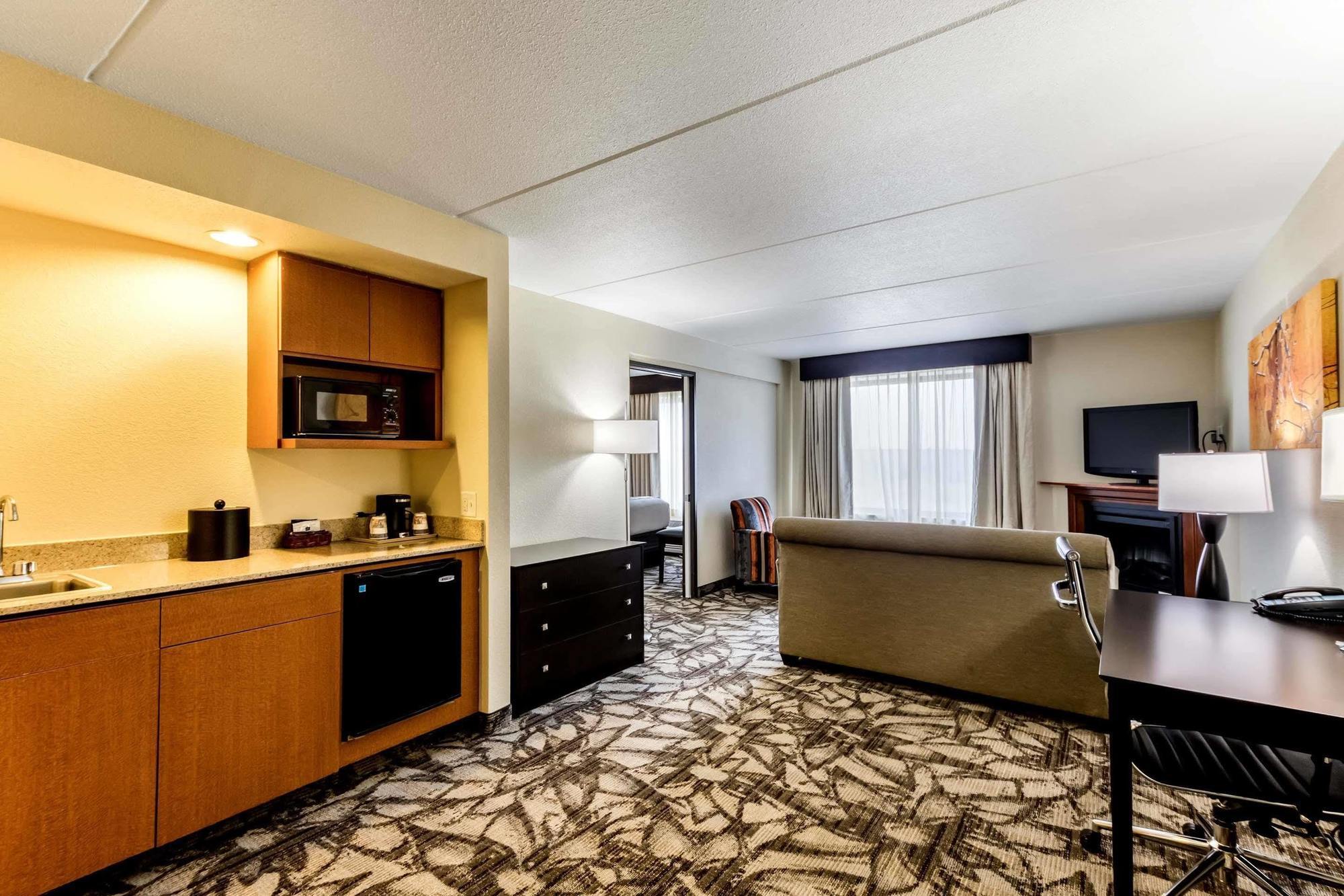 Holiday Inn Express & Suites Сийдър Фолс Екстериор снимка