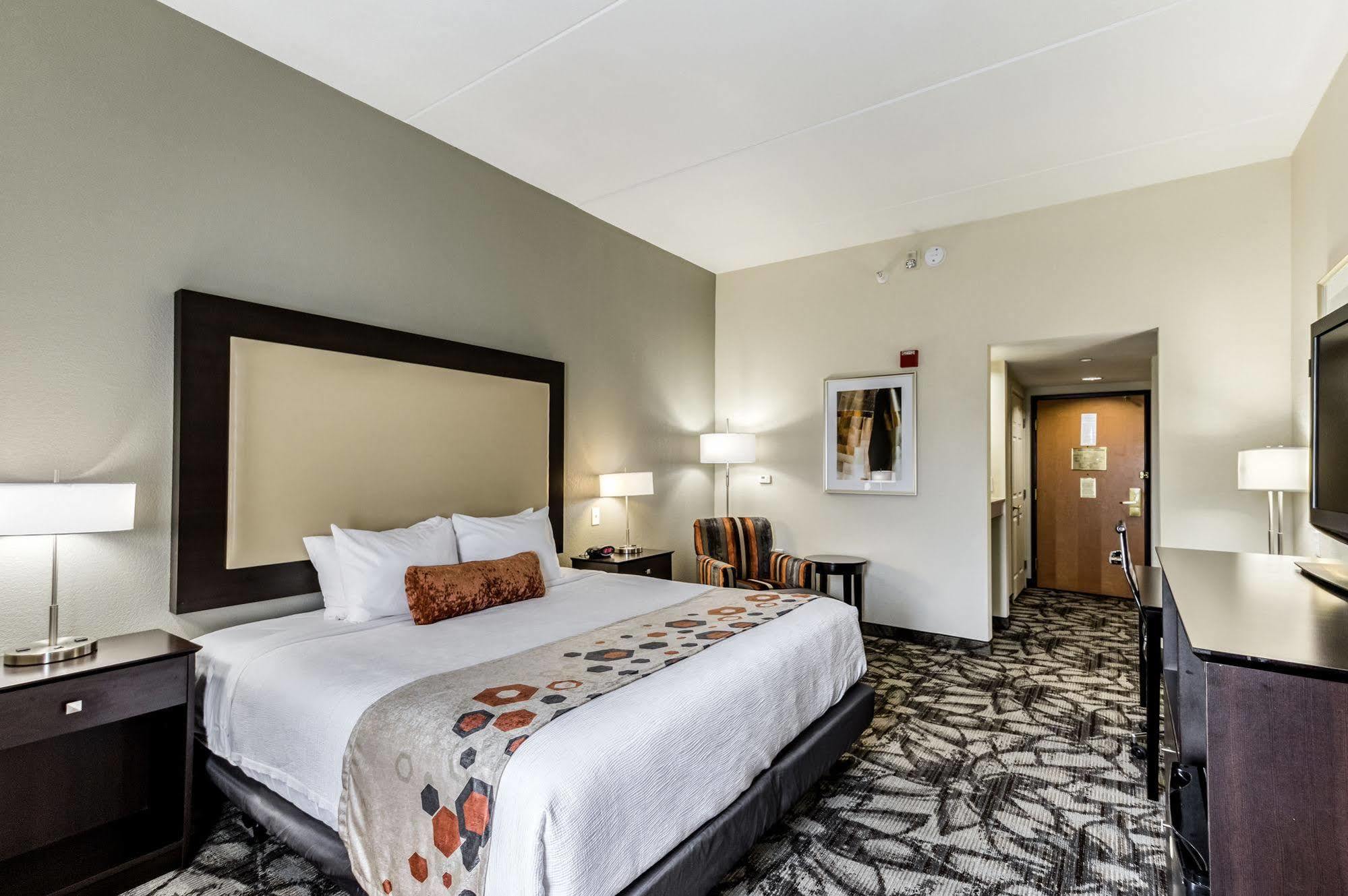 Holiday Inn Express & Suites Сийдър Фолс Екстериор снимка