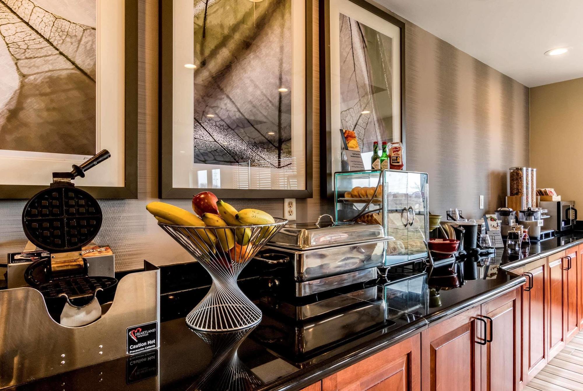 Holiday Inn Express & Suites Сийдър Фолс Екстериор снимка