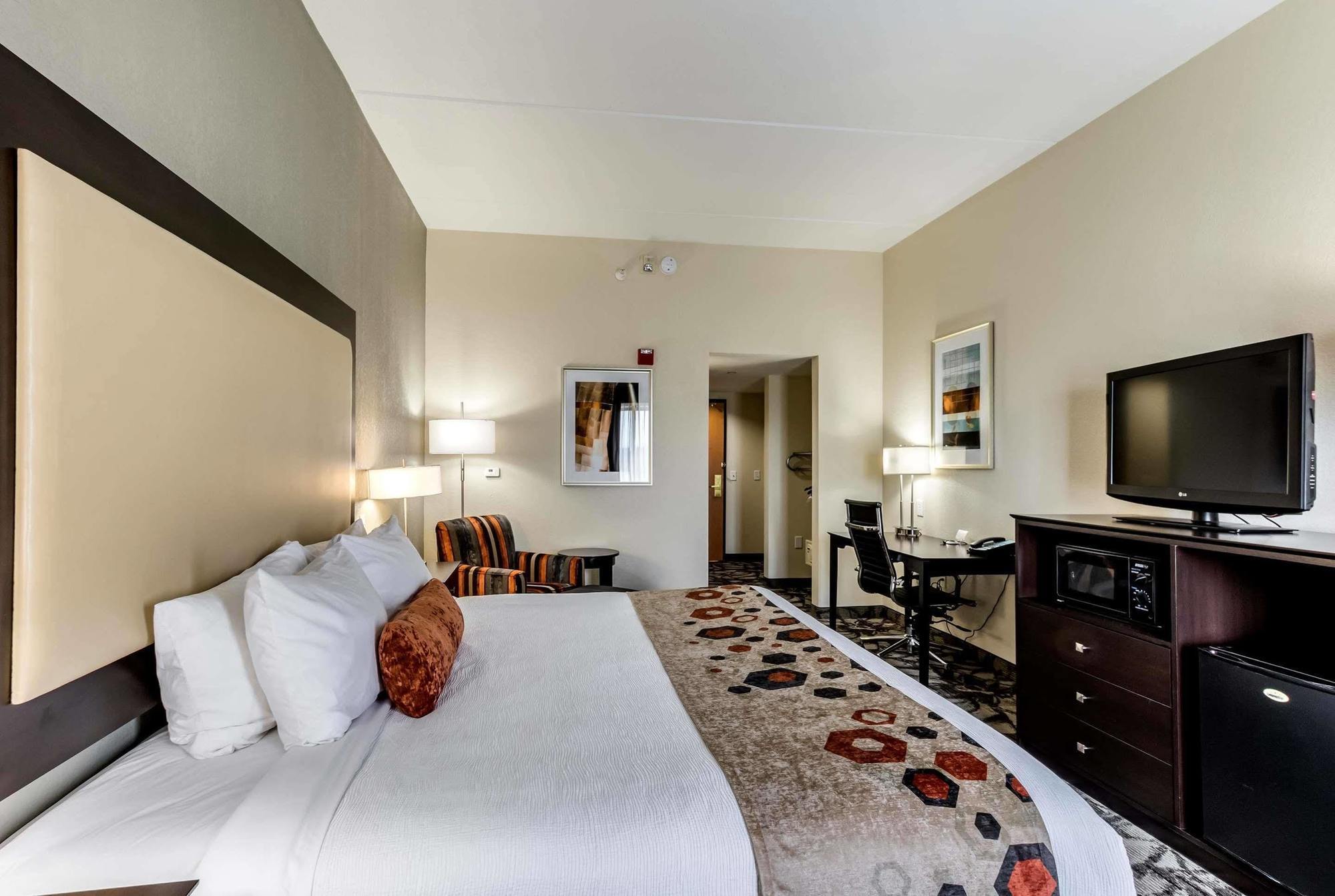 Holiday Inn Express & Suites Сийдър Фолс Екстериор снимка