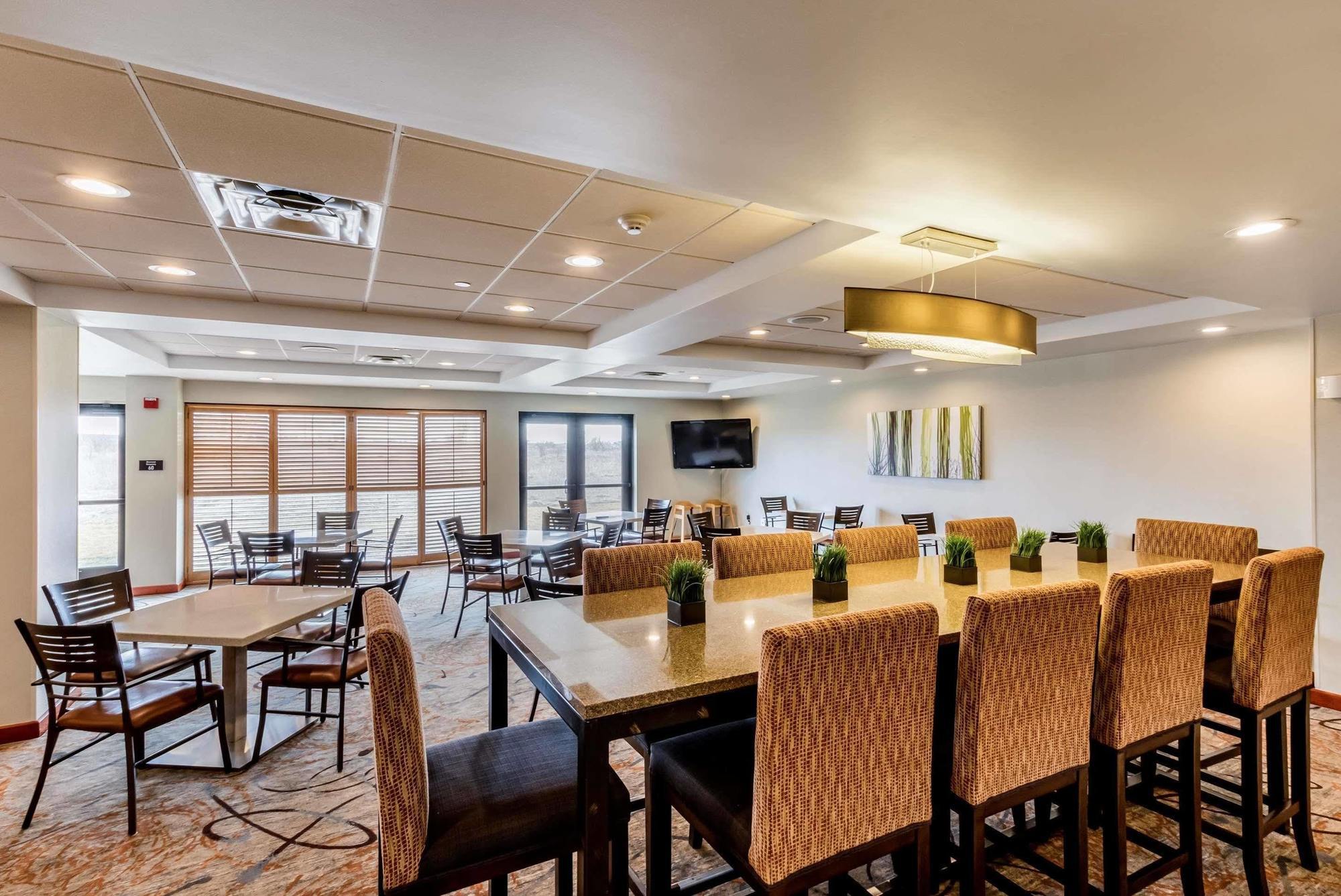 Holiday Inn Express & Suites Сийдър Фолс Екстериор снимка